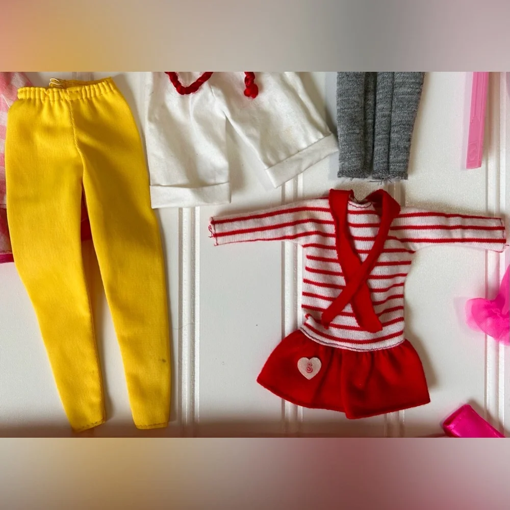 Huge lot of vintage Barbie & Skipper doll clothes & accessories from 1980s